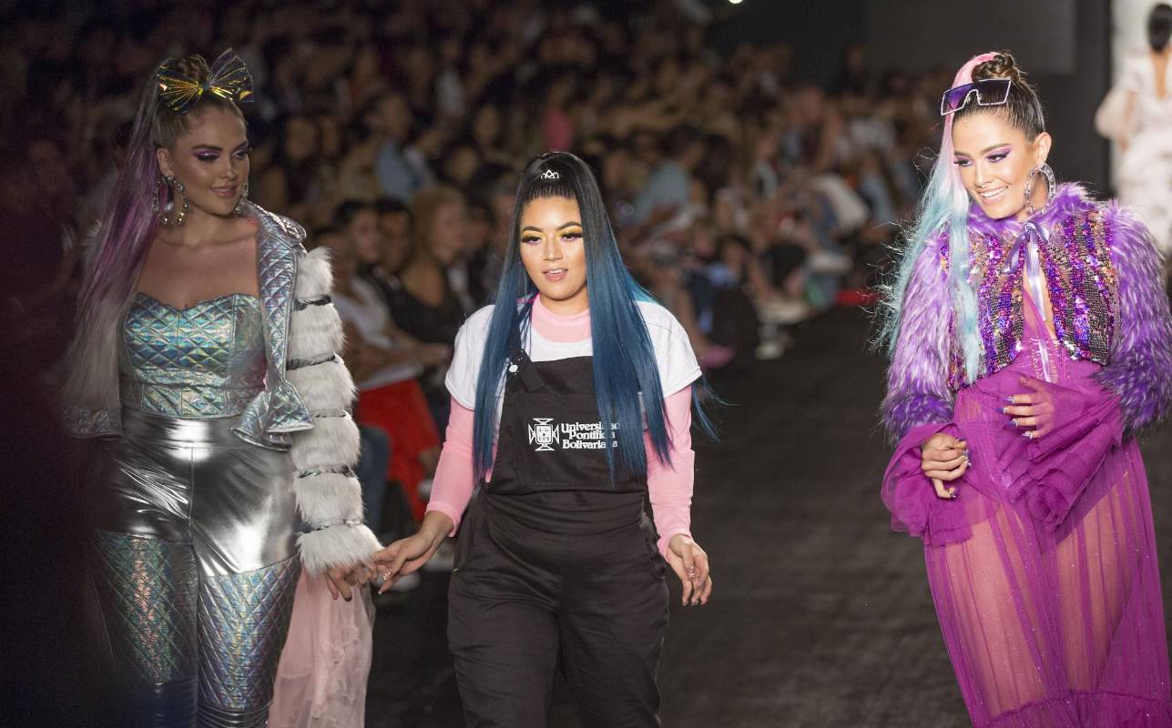Diseños extravagantes con lentejuelas y vinilos que buscan incluir a quienes han sido marginados de la industria de la moda tradicional. FOTO EDWIN BUSTAMANTE