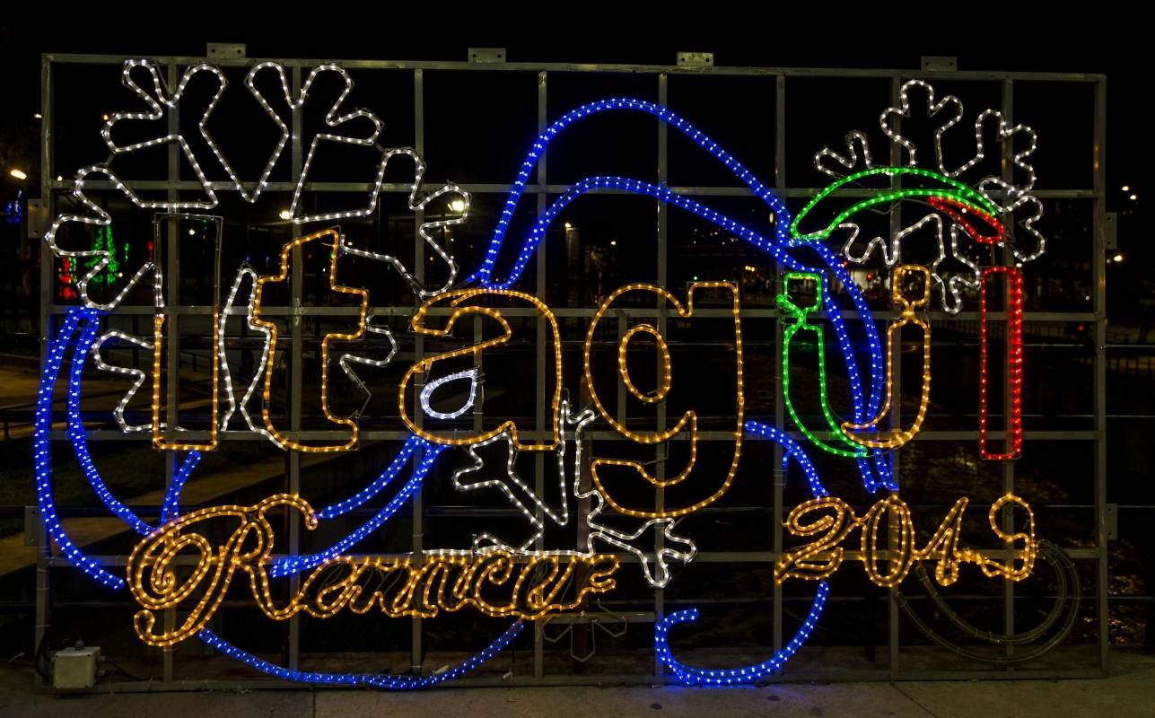 Los arcos en los diferentes parques y algunas avenidas de Itagüí son el motivo principal del alumbrado navideño de 2018, un diseño que permite a los visitantes disfrutar más de cerca y llevarse buenas fotos como recuerdo. Foto: Jaime Pérez.