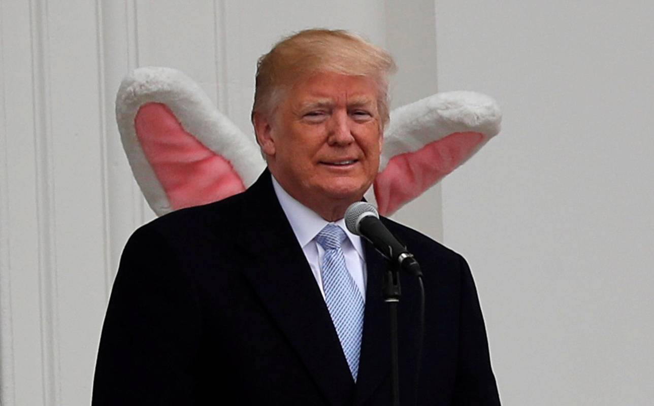 El presidente de los Estados Unidos, Donald Trump, aparece en el pórtico sur de la Casa Blanca con el Conejito de Pascua de pie detrás de él mientras se celebra el rollo anual de huevos de Pascua de la Casa Blanca en el jardín sur de la Casa Blanca en Washington, EE. UU., El 2 de abril de 2018. Fotógrafo de Reuters Carlos Barria: “Hay muchos eventos festivos en la Casa Blanca, pero uno de los más alegres sucede durante la Pascua, cuando el Presidente aparece en el balcón del Pórtico Sur acompañado por alguien con un gran disfraz de conejo de Pascua. No lo hice. “No tengo la mejor posición, pero hacia el final, el conejito estaba detrás del Presidente y pude tomar esta foto”. REUTERS / Carlos Barria