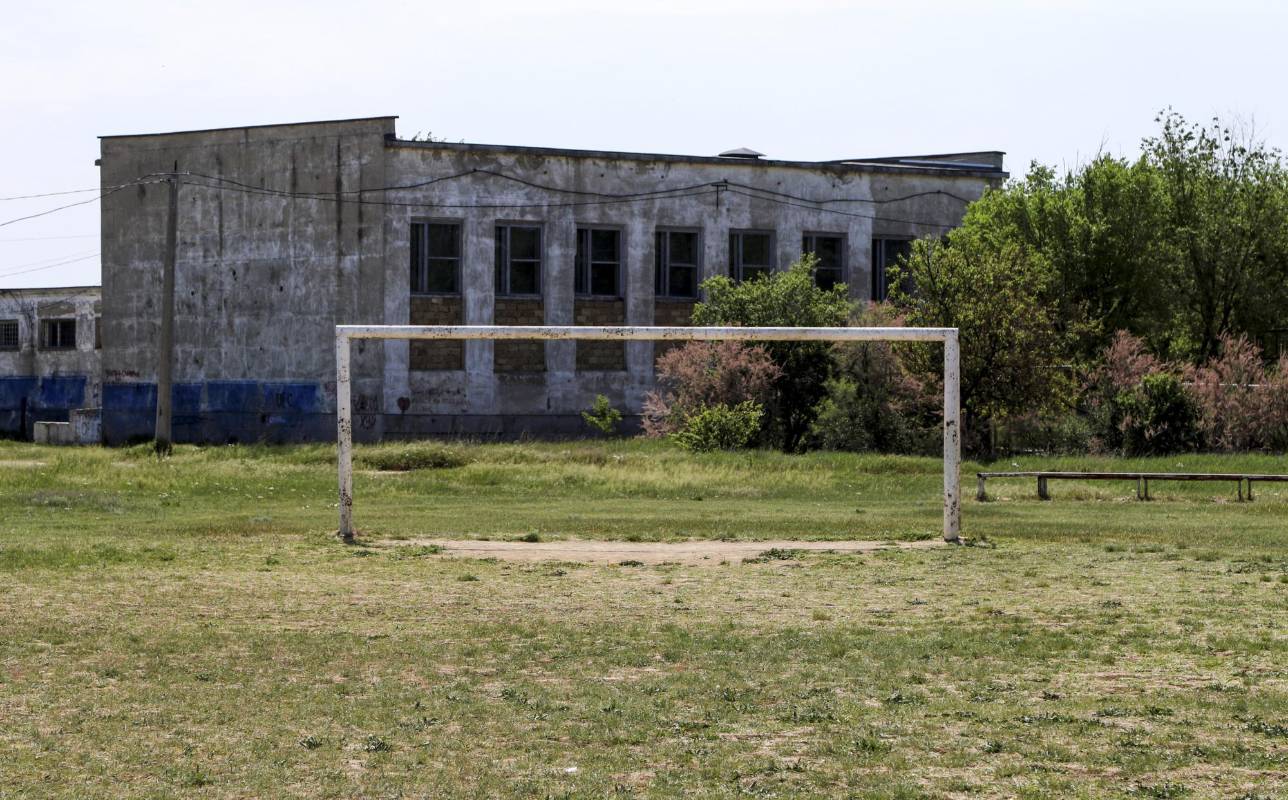 Este arco de fútbol se encuentra en la aldea de Lesnovka, distrito de Saksky, Crimea. Foto: REUTERS / Pavel Rebrov