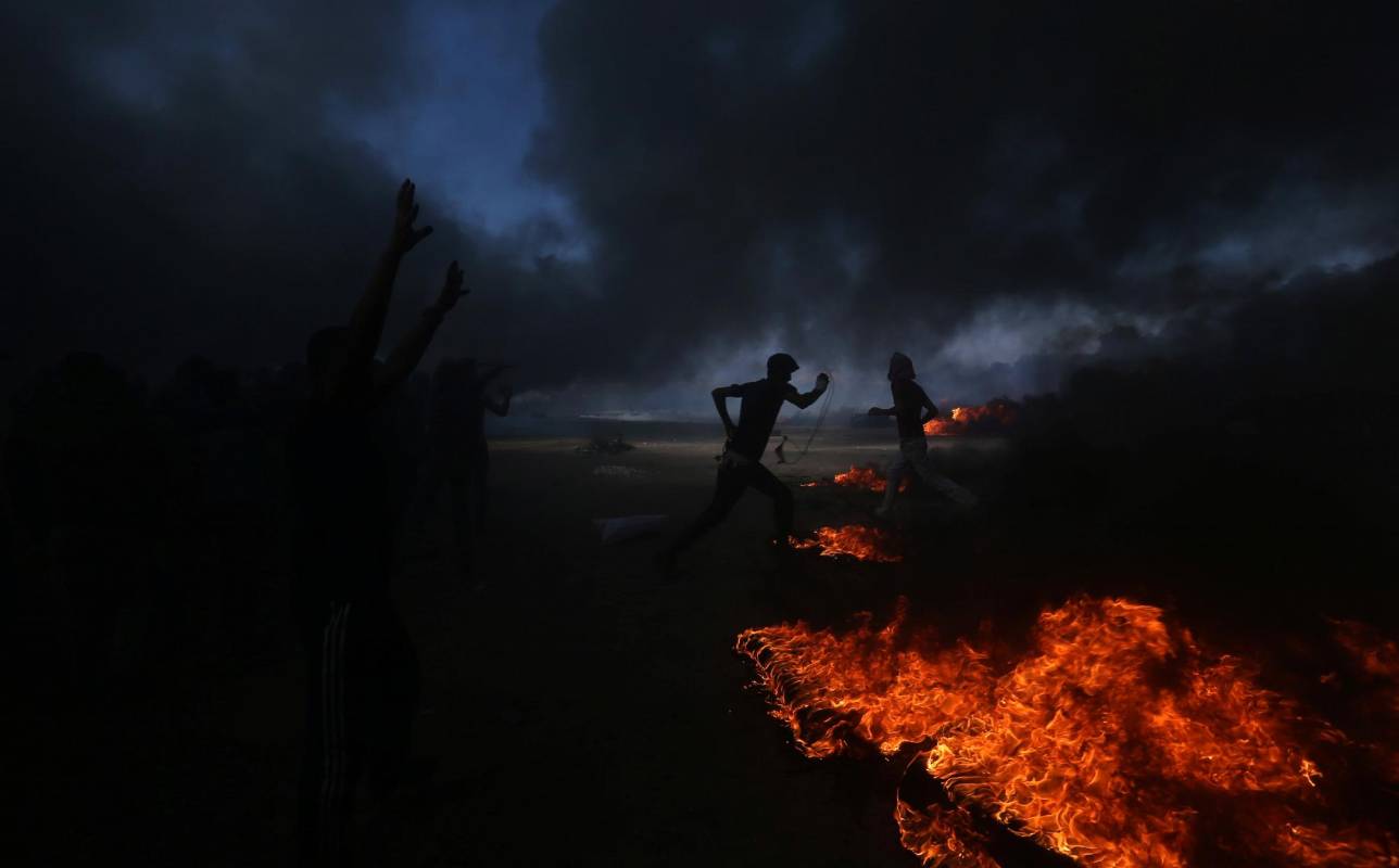 Luego del anuncio de Estados Unidos de abrir una embajada en Jerusalén, cientos de palestinos iniciaron protestas en la franja de Gaza, lo que llevó a una represión con armas letales del ejército israelí que ya deja más de 58 muertos y 2.700 heridos por las balas. Foto: AFP