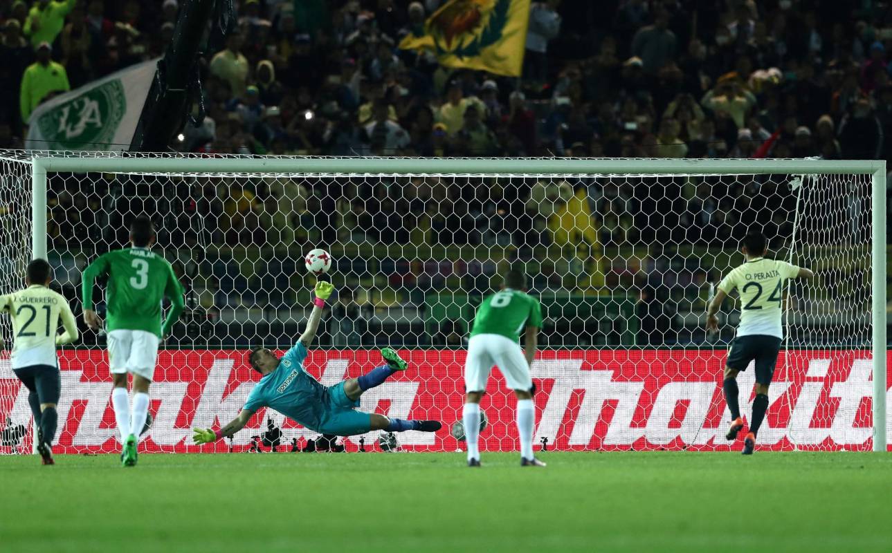Las Águilas intentaron responder tras el golpe inicial, pero el arquero Franco Armani le negó la posibilidad a Rubens Sambueza y segundos después Silvio Romero se quedó a centímetros de empujar el balón al fondo de los redes y el América dejó ir dos claras oportunidades. FOTO AFP
