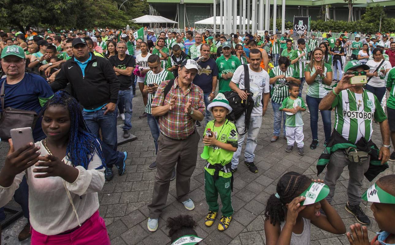 Cientos de hinchas se congregaron en la Unidad Deportiva Atanasio Girardot, donde se realizaron múltiples actividades. FOTO JULIO CÉSAR HERRERA