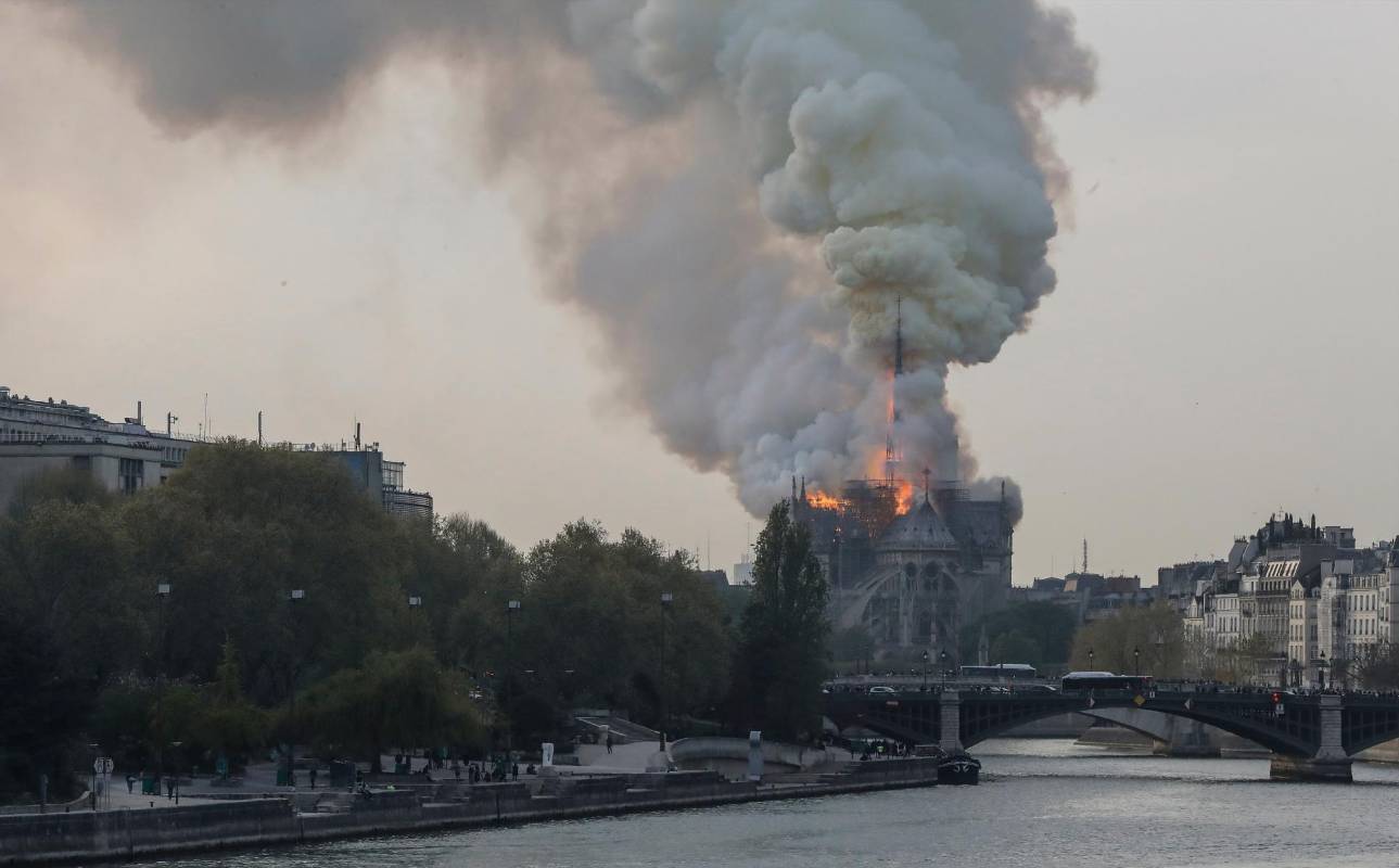 El fuego empezó en la parte superior de la catedral, indicaron los bomberos alrededor de las 4:50 de la tarde (hora local). FOTO AFP