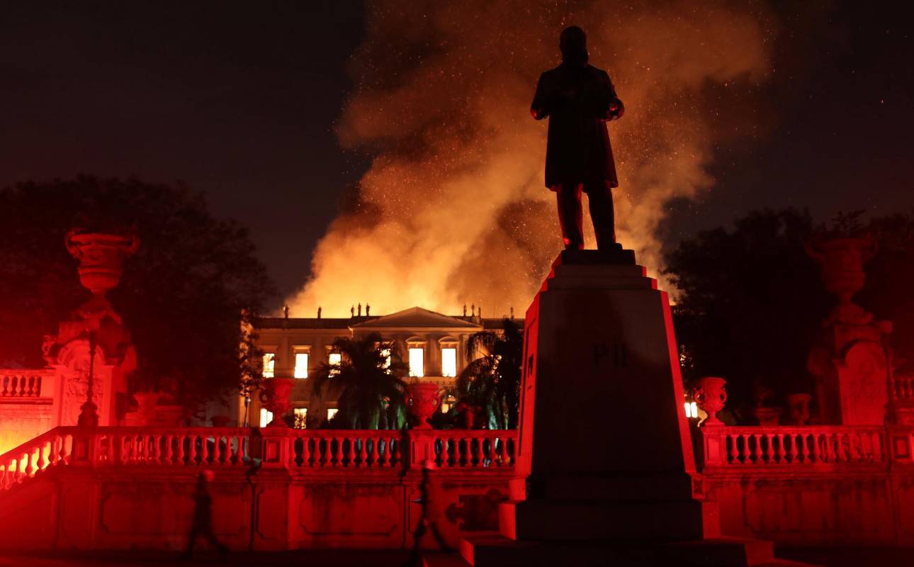 El siniestro, del que no se han reportado víctimas ni cuantificado daños, se inició por causas por el momento desconocidas, cuando ya había cerrado las puertas al público. FOTO REUTERS