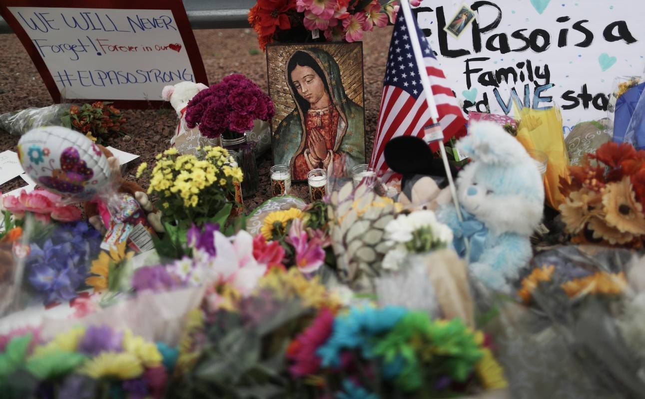 Flores y recuerdos se ven en un improvisado altar cerca de la escena del tiroteo de este fin de semana en El Paso, Texas. FOTO: AFP. 