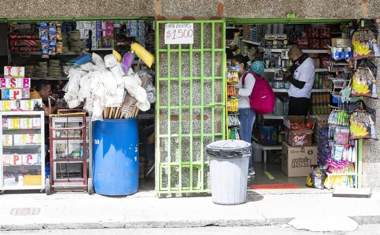Las tiendas de barrio son la columna vertebral del comercio de esos elementos básicos de la canasta familiar. Foto: Jaime Pérez