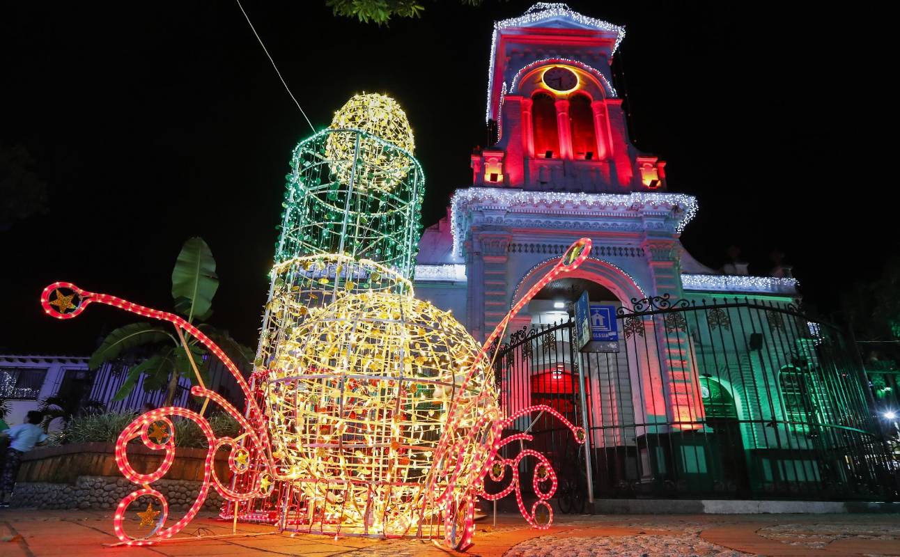 El municipio más pequeño del país recibe miles de turistas y locales para visitar el alumbrado, especialmente en el parque principal. Foto: Róbinson Sáenz