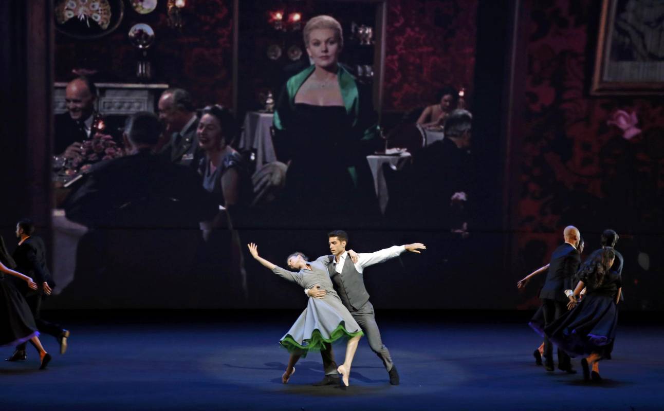 Un espectáculo de ballet inspirado en el cine también se sumó a las actividades inaugurales. Benjamin Millepied coreografió una oda a Vértigo de Alfred Hitchcock que se presentará previo a al estreno de Standing Tall. FOTO Reuters
