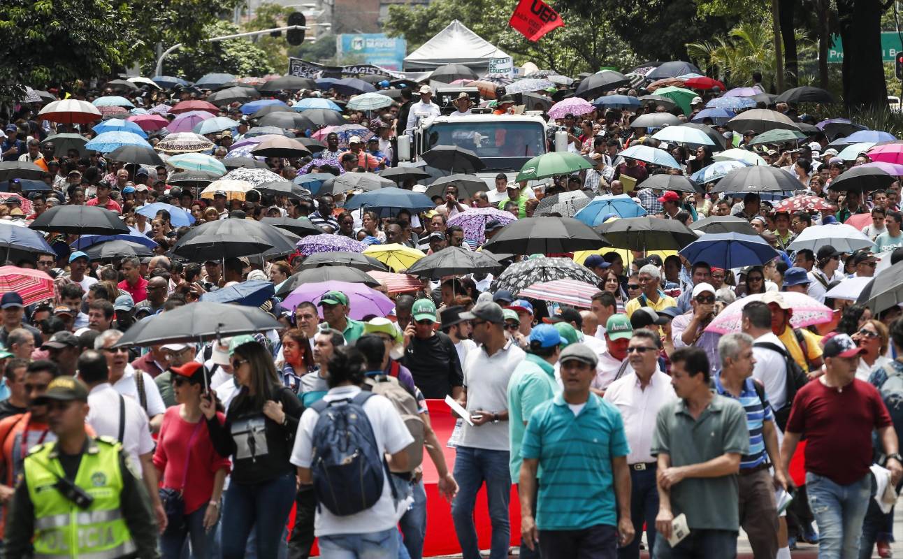Ni la lluvia fue impedimento para que los profesores de los colegios públicos protestaran por el incumplimiento del Ejecutivo a los compromisos de los acuerdos del año pasado. FOTO: Róbinson Sáenz