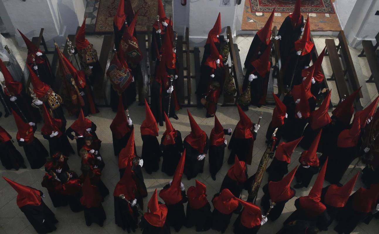 Hermanos de la comunidad de “La Caridad” celebran una de las procesiones en la ciudad de Córdoba (España). FOTO AP 