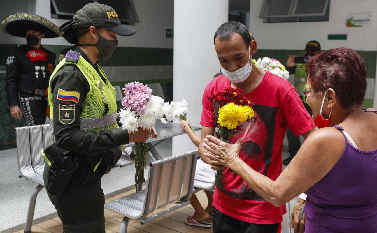 Sorprendidas quedaron las madres en la unidad intermedia la piloto del barrio Manrique de Medellín, cuando llegaron miembros de la policía Metropolitana acompañados de un conjunto de mariachis a celebrarles su día especial. Foto: Manuel Saldarriaga Quintero.