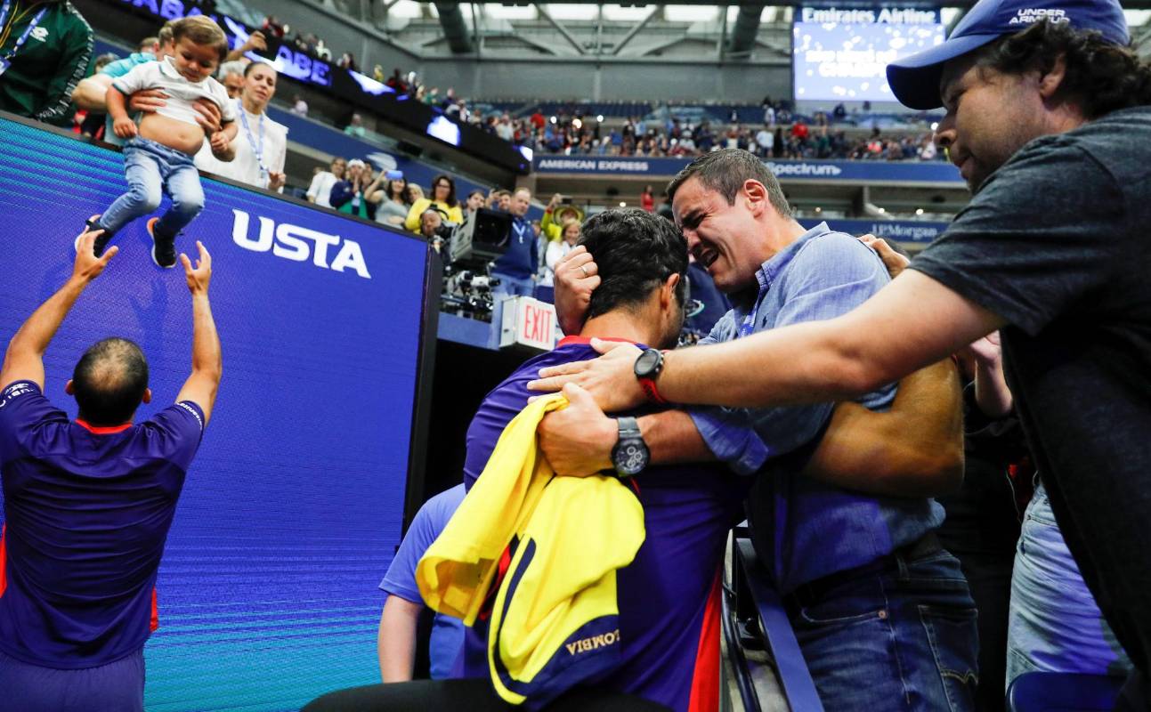 Robert Farah celebra junto a amigos y familiares mientras Juan Sebastian Cabal recibe a su hijo Jacobo. FOTO EFE | AFP