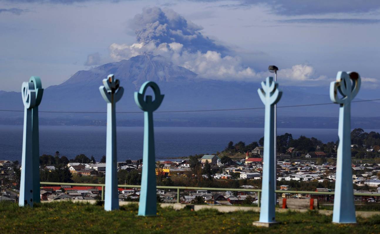 El volcán Calbuco, situado a 1.000 kilómetros al sur de Santiago, entró en erupción la semana pasada después de 42 años y se ha mantenido activo desde entonces. 