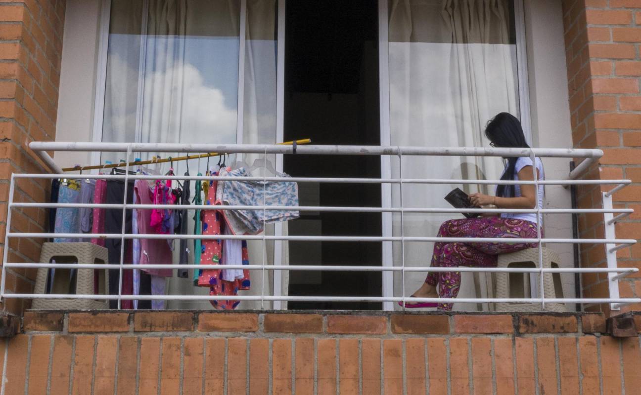 En tiempos de aislamiento obligatorio, la cotidianidad se abre paso en casas y edificios. Asomarse por ventanas, terrazas y balcones es ahora la forma de tener contacto con el mundo. Foto: Manuel Saldarriaga Quintero