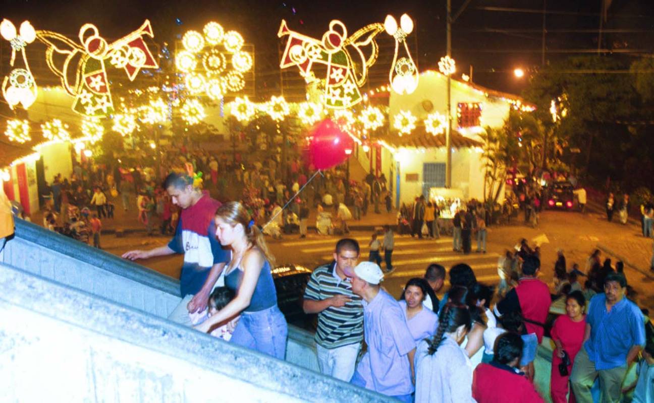 Alumbrados en el Pueblito Paisa 1999. FOTO ARCHIVO EL COLOMBIANO