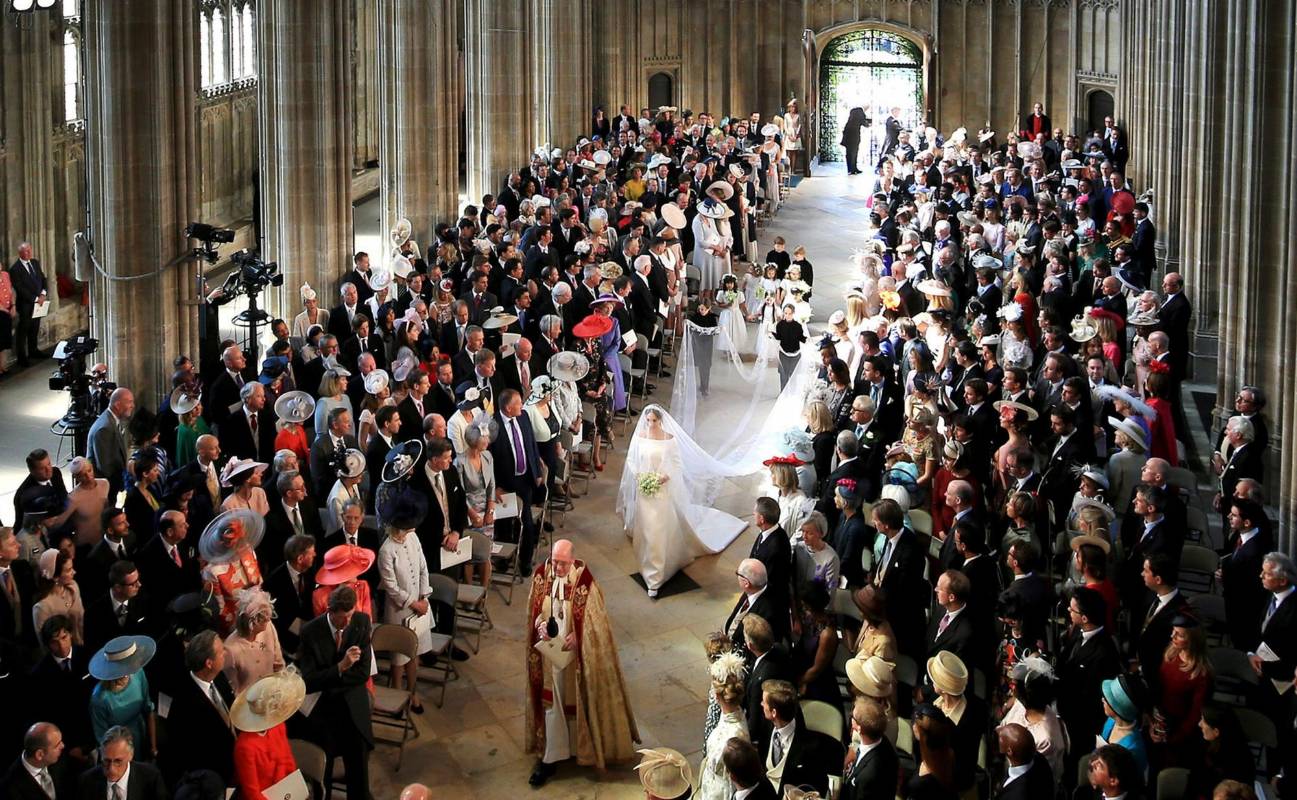 El príncipe Enrique y Meghan Markle, ahora duques de Sussex, se subieron a un coche de caballos con el que recorrieron las principales calles de la localidad de Windsor (Gran Bretaña), en cuya capilla de San Jorge tuvo lugar el sonado matrimonio. FOTO AFP