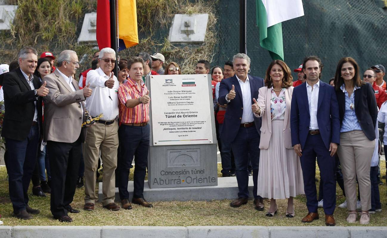El gobernador de Antioquia, Luis Pérez, calificó como un “proyecto revolucionario” y dijo sentirse “orgulloso” de esta obra y de entregarle a Antioquia y a Colombia un “nuevo símbolo de la movilidad y la ingeniería”. FOTO EFE
