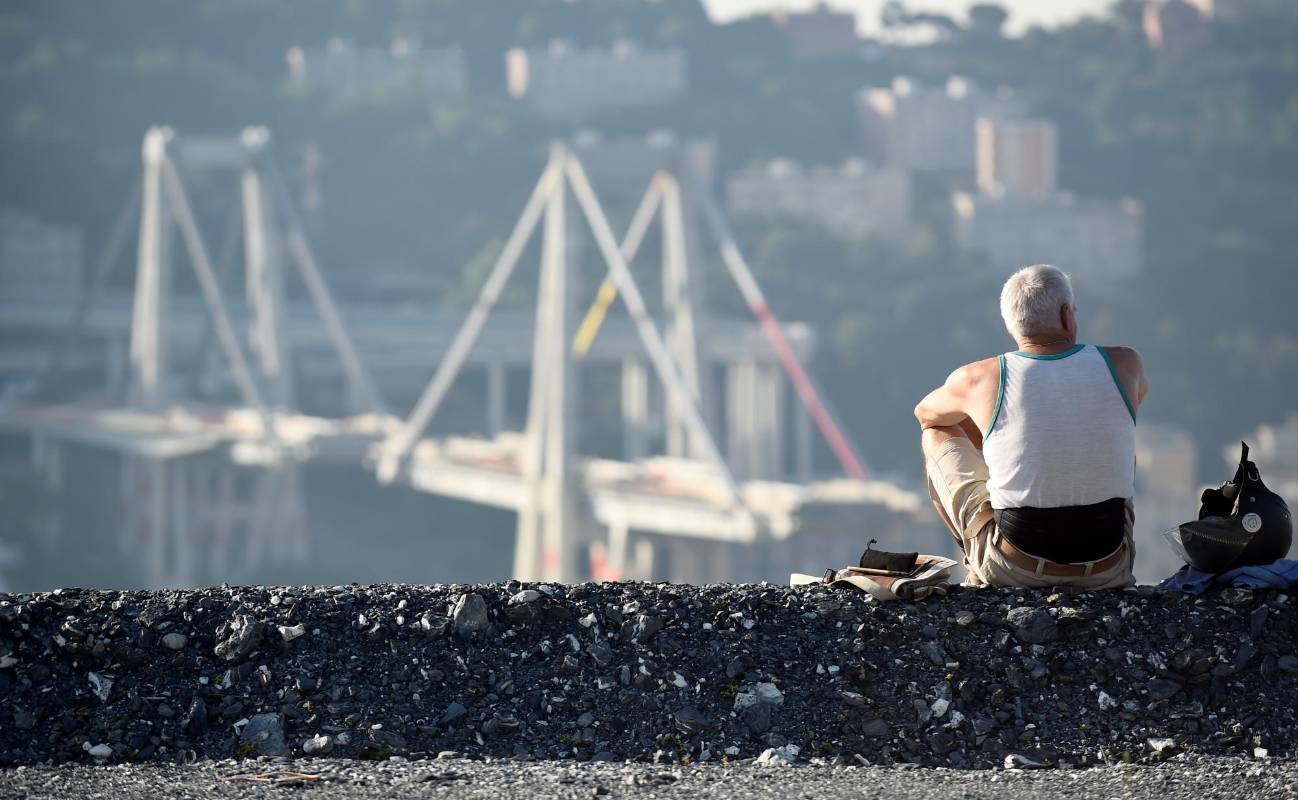 Para la demolición, tuvieron que ser evacuados cerca de 4.000 vecinos, aunque los habitantes que vivían directamente bajo el puente tuvieron que abandonar sus alojamientos desde el día de la tragedia. FOTO REUTERS