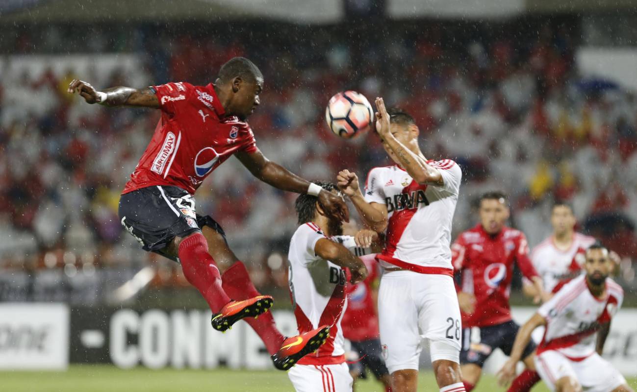 Por las inundaciones en la grama, el partido estuvo suspendido una hora. FOTO JAIME PÉREZ