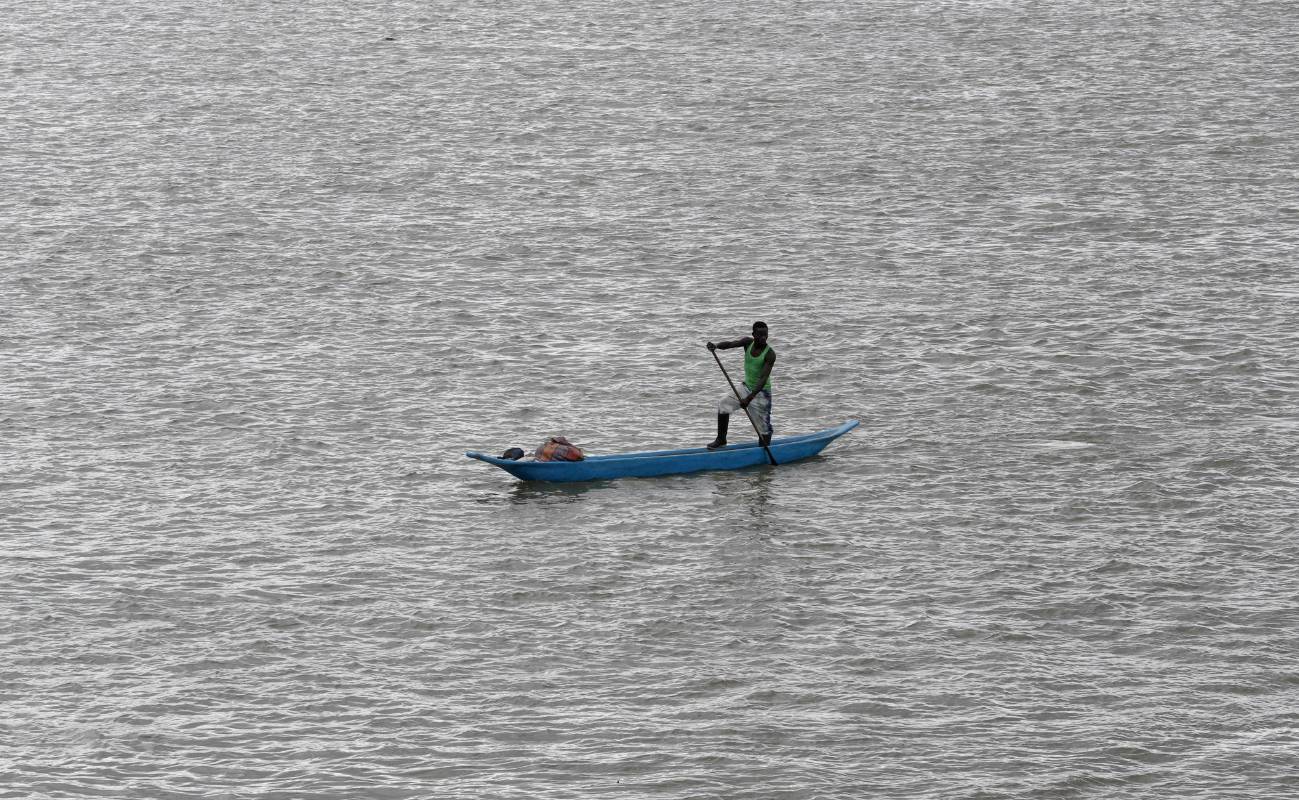 Canoero rema en su pequeña embarcación en el rió Guapi en el pacifico colombiano. Foto: Manuel Saldarriaga Quintero