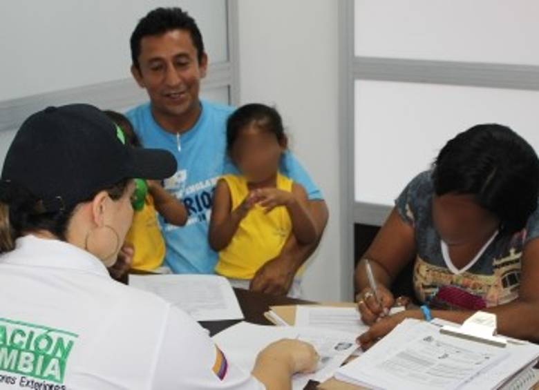 La esposa de Luis Alexander Salazar, un quindiano que fue deportado de Venezuela el pasado 22 de agosto, es la primera ciudana venezolana en solicitar de manera oficial la nacionalidad colombiana. FOTO Migración Colombia / Colprensa 