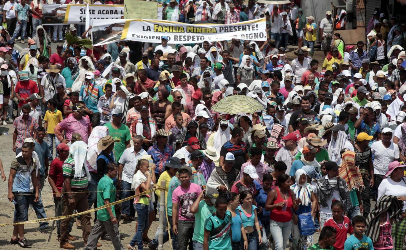 En Tarazá, cerca de 300 mineros y mototaxistas marcharon pacíficamente en defensa de su derecho al trabajo. FOTO MANUEL SALDARRIAGA