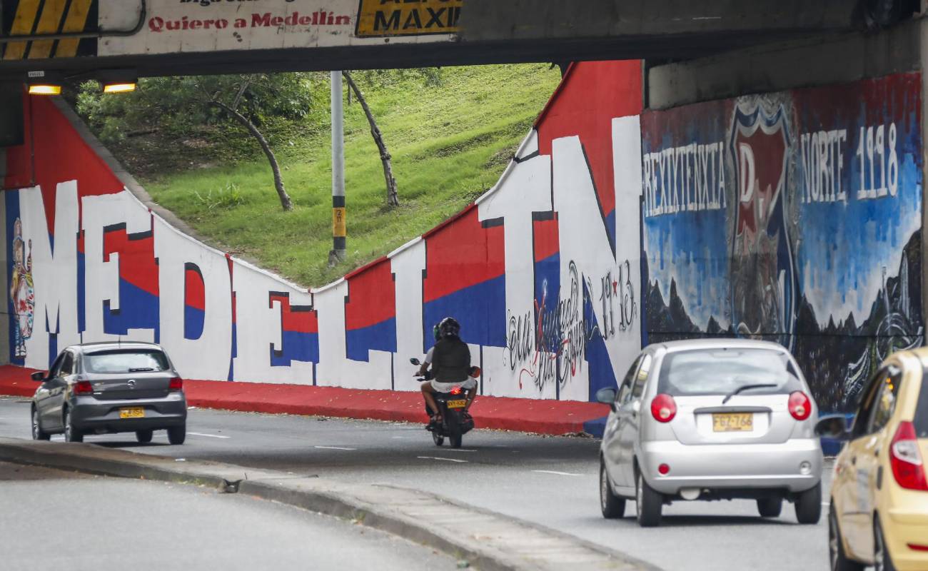Barristas de Independiente Medellín y Atlético Nacional intervinieron el deprimido de San Juan con la 80, en el barrio La América, y enviaron a la ciudad un mensaje de respeto y convivencia a menos de ocho días de otro clásico paisa. FOTO ROBINSON SÁENZ 