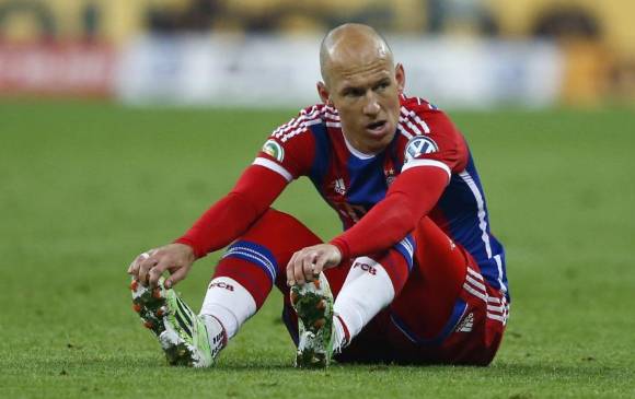 El holandés volvía a jugar después de 21 días de lesión, pero recayó después de 16 minutos en el campo. FOTO REUTERS