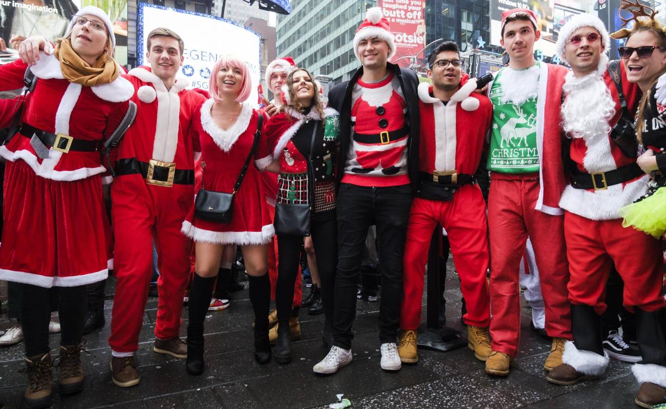 También hubo mujeres disfrazadas de Mamá Noel que se unieron a la causa. Foto JUSTIN LANE - Efe