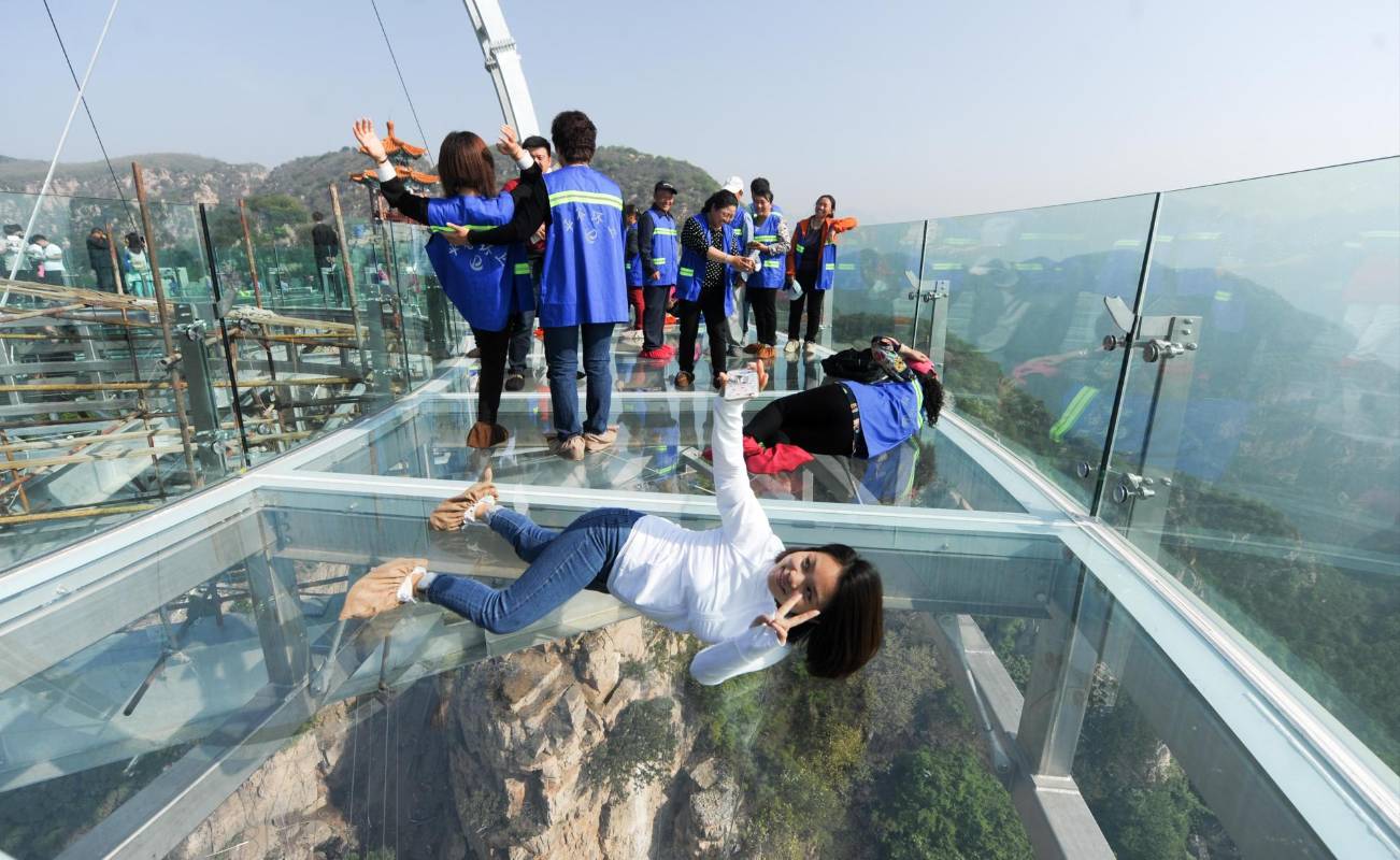 En China inauguraron un mirador de cristal de 415 metros cuadrados en un precipicio de 32,8 metros de altura. La atracción ubicada en Shilinxia, en el distrito de Pinggu, en Pekín se puso de moda entre los turistas. FOTO AFP