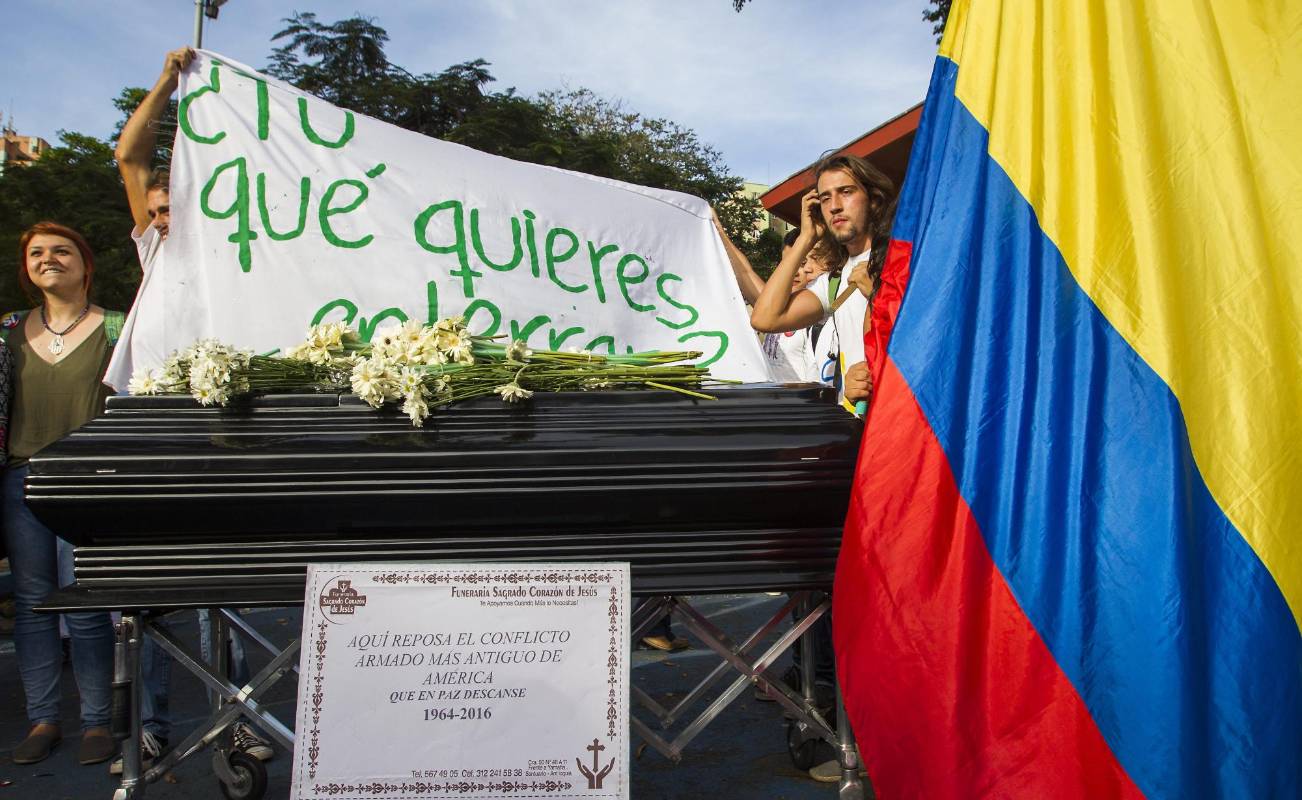 Cientos de personas se congregaron a las afueras del Teatro Pablo Tobón Uribe para presenciar la firma del acuerdo final que se celebró en Cartagena, entre el presidente Juan Manuel Santos y el comandante de las Farc, Rodrigo Londoño. FOTO JAIME PÉREZ