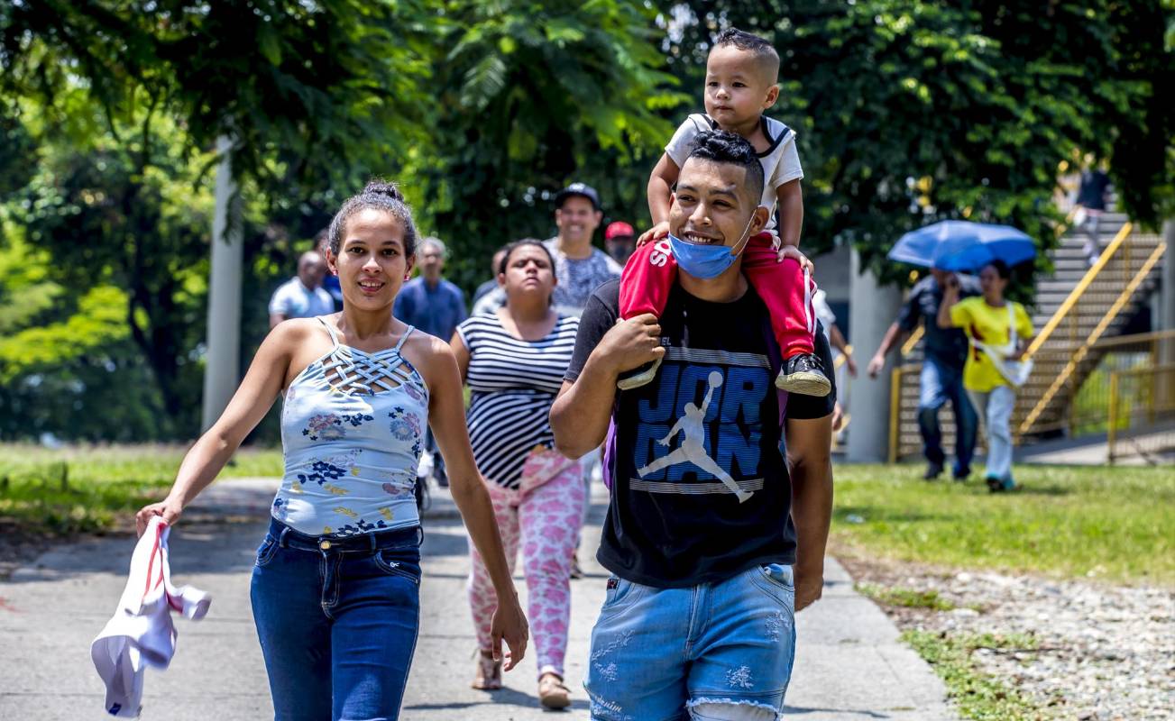 En el barrio Naranjal las personas salen diariamente en busca de ayudas y alimentos. Foto Juan Antonio Sánchez Ocampo