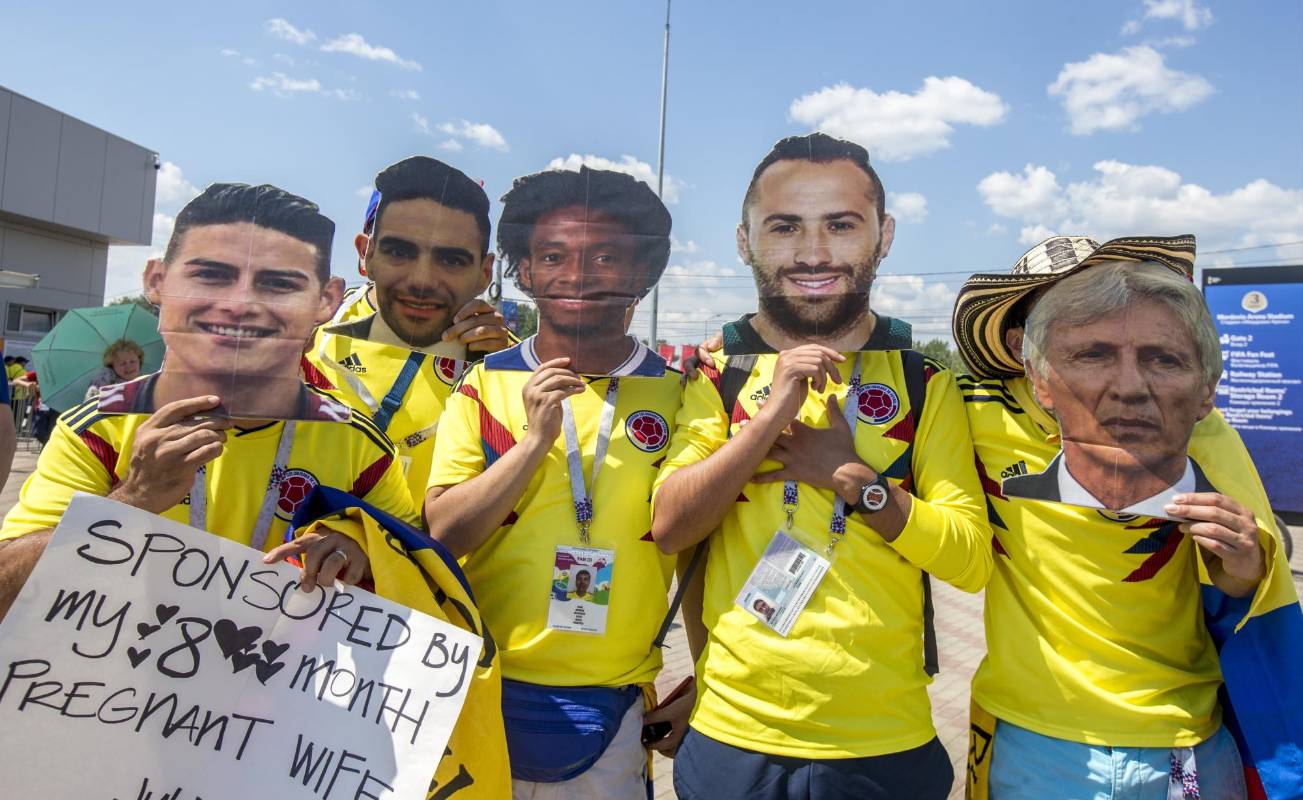 Los hinchas llegan con máscaras de sus ídolos para animar a la Selección. FOTO JUAN ANTONIO SÁNCHEZ- ENVIADO ESPECIAL
