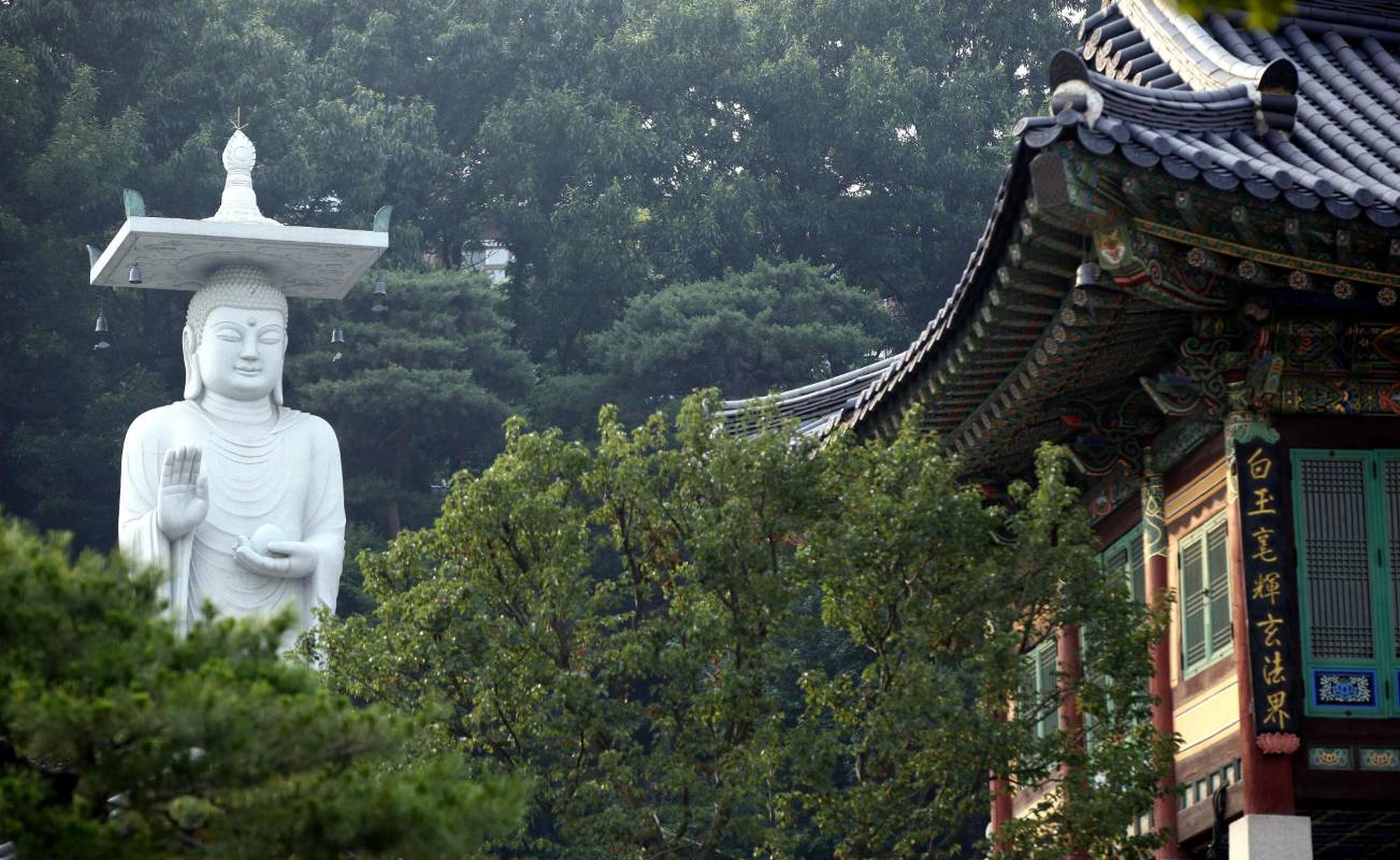El Hanok, estilo arquitectónico de la tradición coreana utiliza las bondades de la piedra para mantener caliente la estructura en el frío invierno y lo mezcla con bellas tallas de madera en sus puertas que mantienen fresco durante el verano. Los cimientos casi siempre eran de piedra, los pisos de adobe y los techos curvos con tejas de barro en la parte exterior. Foto:Manuel Saldarriaga Quintero.