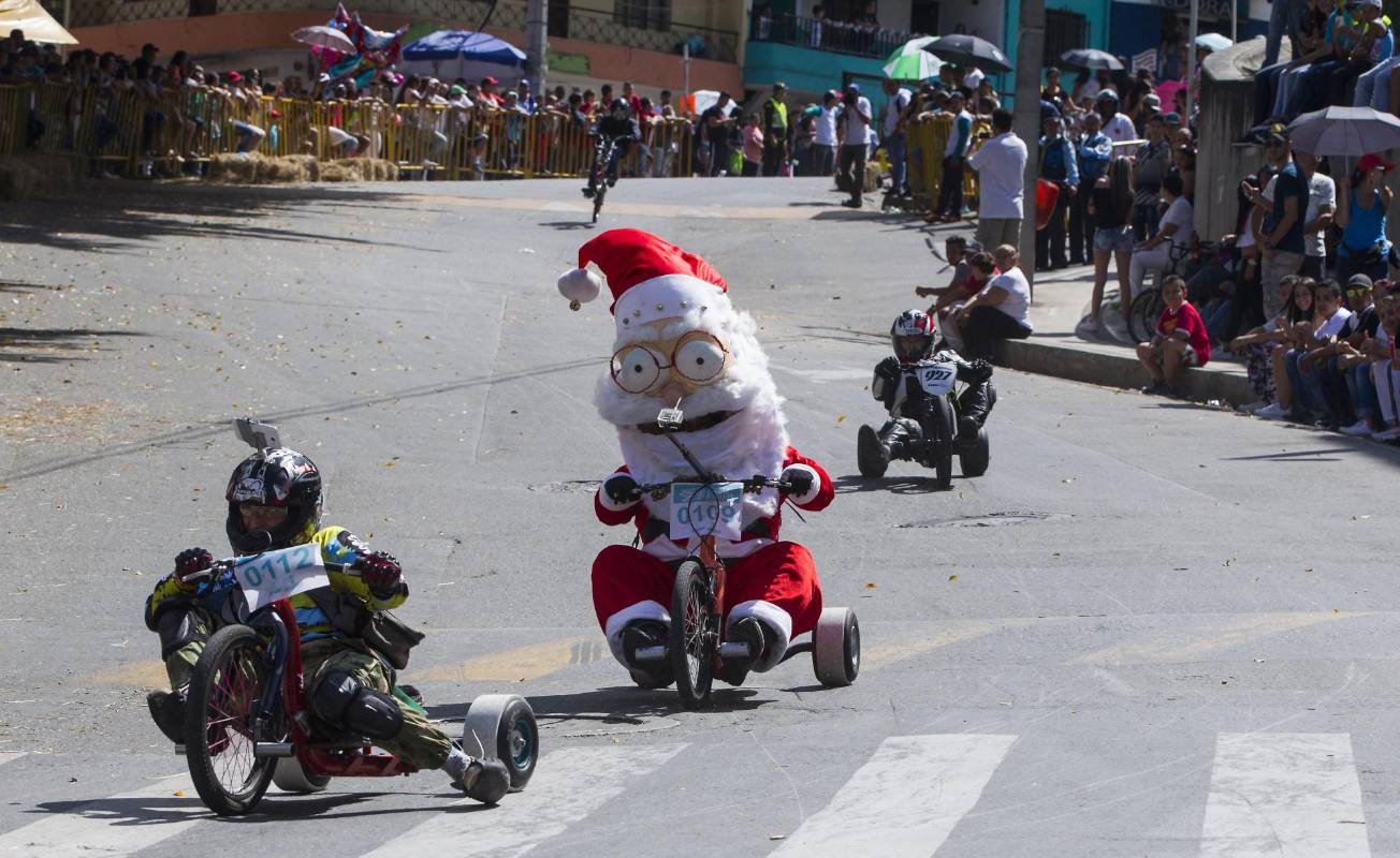 Los carritos compitieron en seis categorías que incluían triciclos, bicicletas, patines y descenso en tablas. FOTO Jaime Pérez 