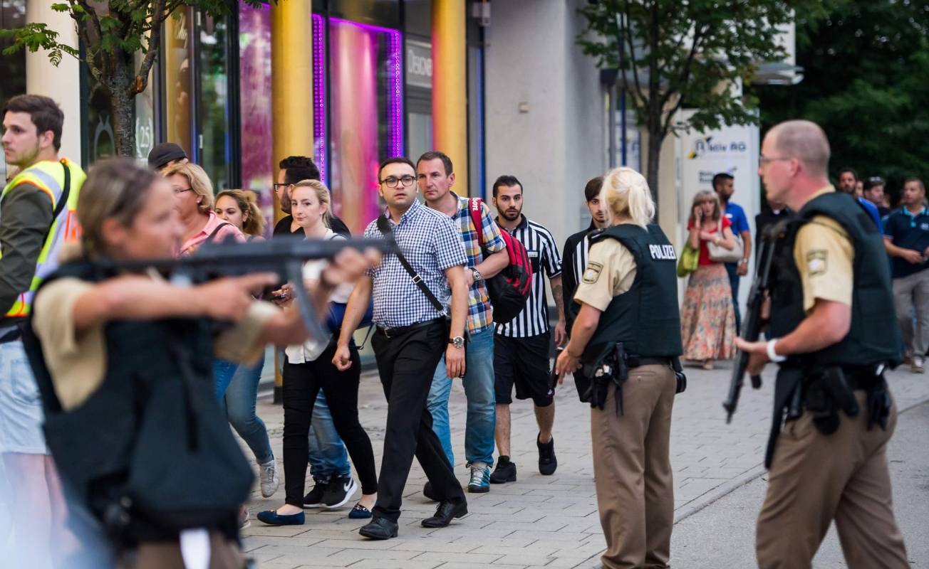 A través de su cuenta en la red social Twitter, la policía de la capital bávara calificó el hecho como “grave amenaza terrorista” e informó del despliegue de un gran operativo en torno al centro comercial. FOTO AFP