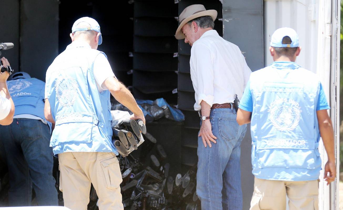 Juan Manuel Santos verificó la entrega de las últimas armas de las Farc en Pondores, Guajira. FOTO: Efe
