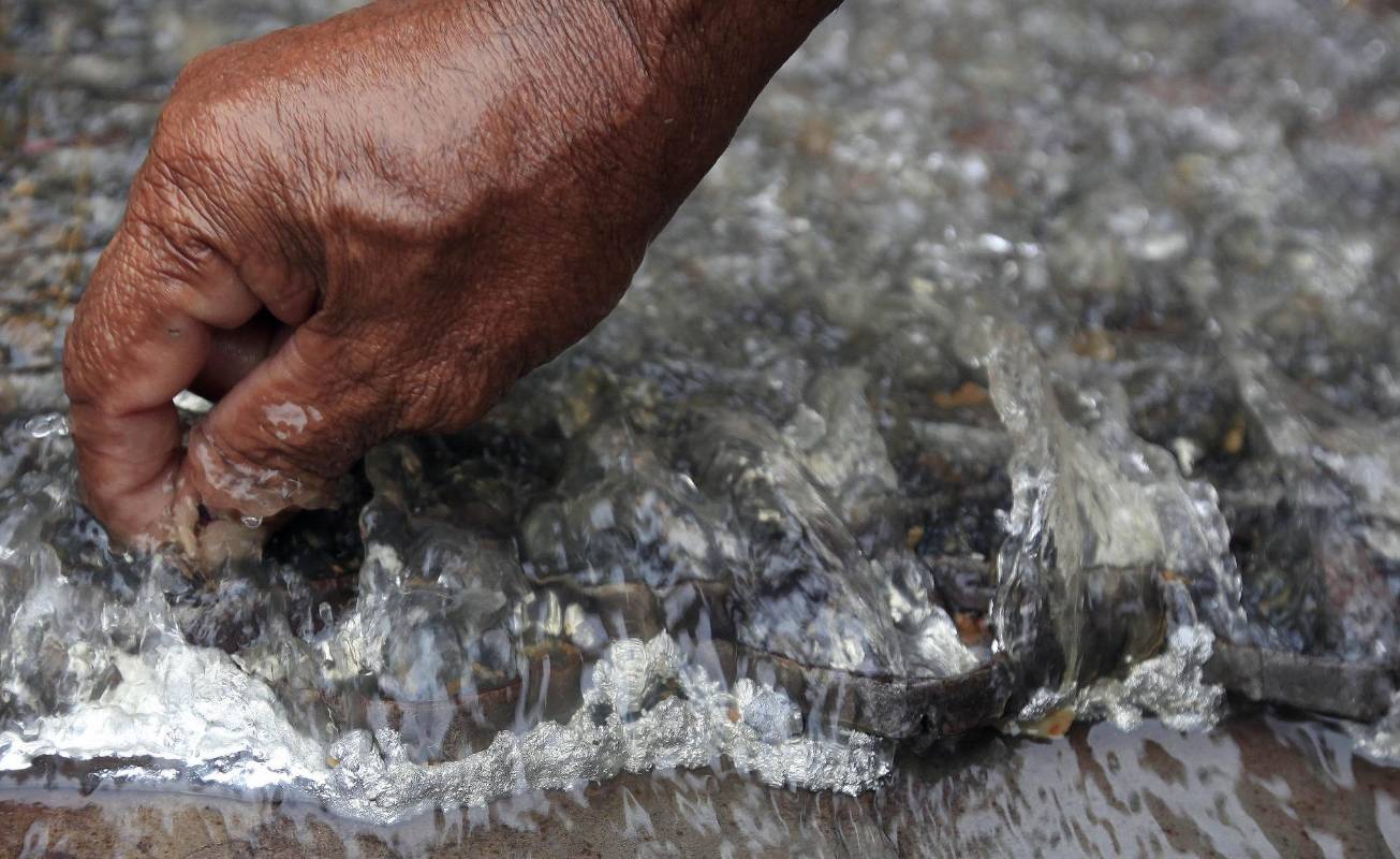 Otra parte importante de amalgama queda en las parrillas y es recogida por los mineros por medio de pequeñas palas. FOTO MANUEL SALDARRIAGA