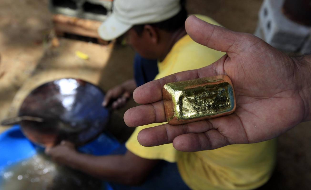 Este es el producto final por el cual se arrasan hectáreas de bosques y se contamina los ríos con mercurio, el oro. Un kilo de este material tiene un precio de 75 millones de pesos, en cualquiera de las compraventas de Antioquia. FOTO MANUEL SALDARRIAGA