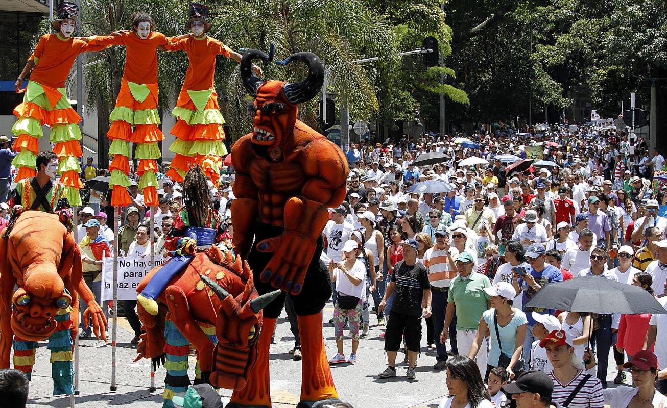 Cerca de 2 mil personas hicieron presencia en los alrededores del teatro Pablo Tobón Uribe. FOTO DONALDO ZULUAGA
