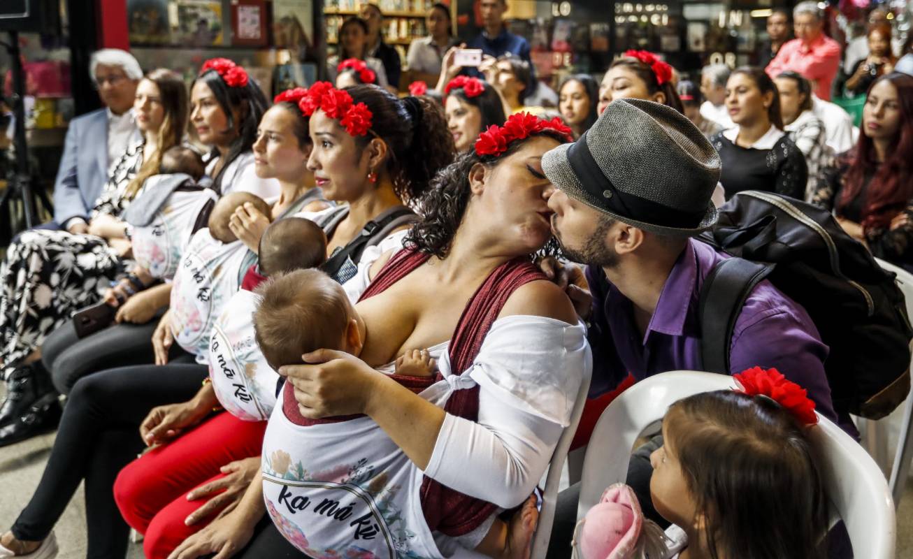 Los espacios también pueden ser utilizados por los padres para dar biberón a sus pequeños. Foto: Jaime Pérez.