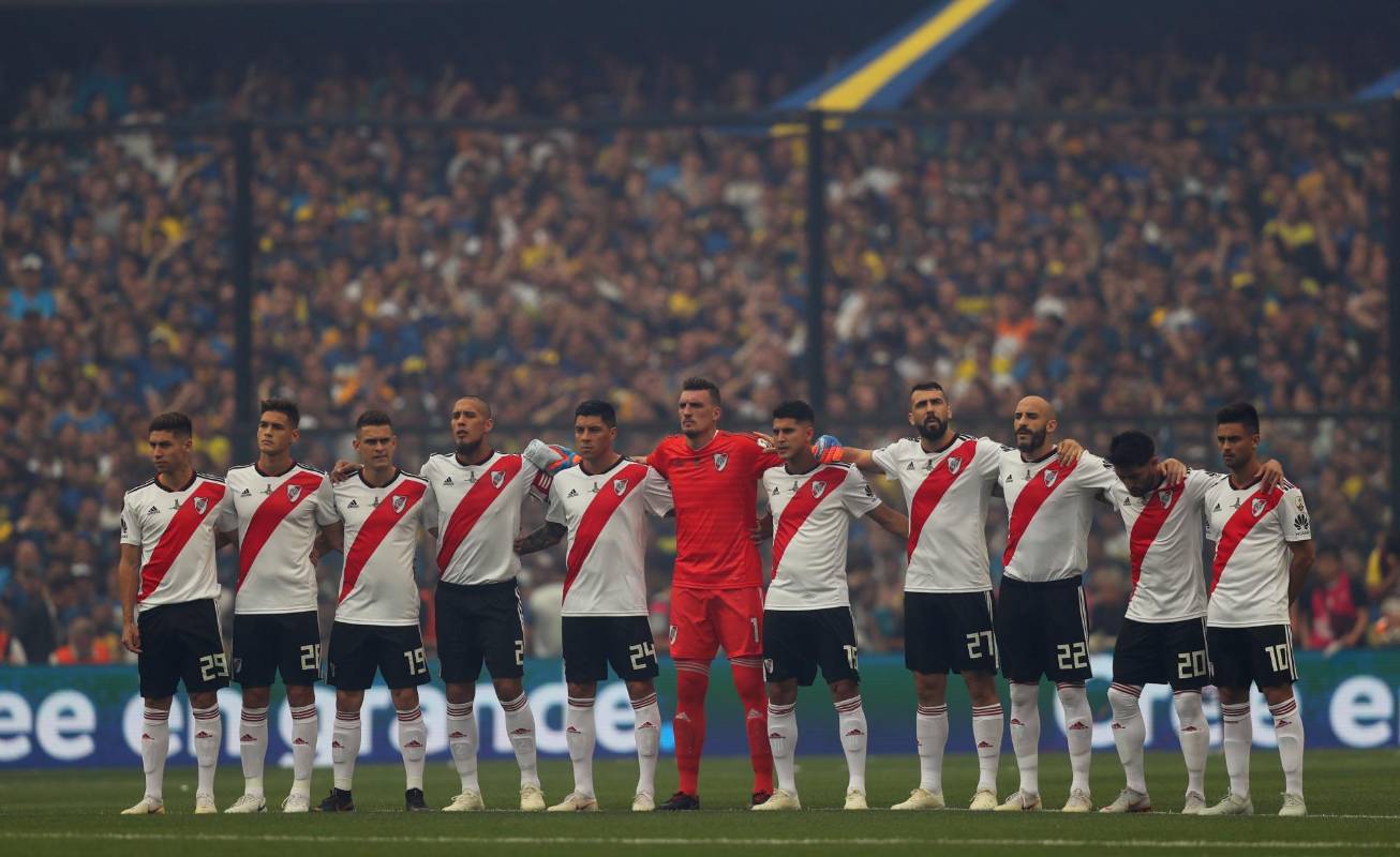 River durante el minuto de silencio previo al duelo. FOTO REUTERS
