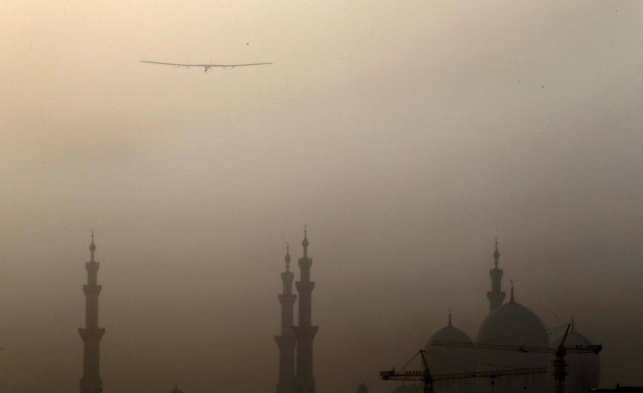 El dúo tiene planeado escalas en Omán, India, Mianmar y China, antes de cruzar el Océano Pacífico a Hawái. FOTO AFP