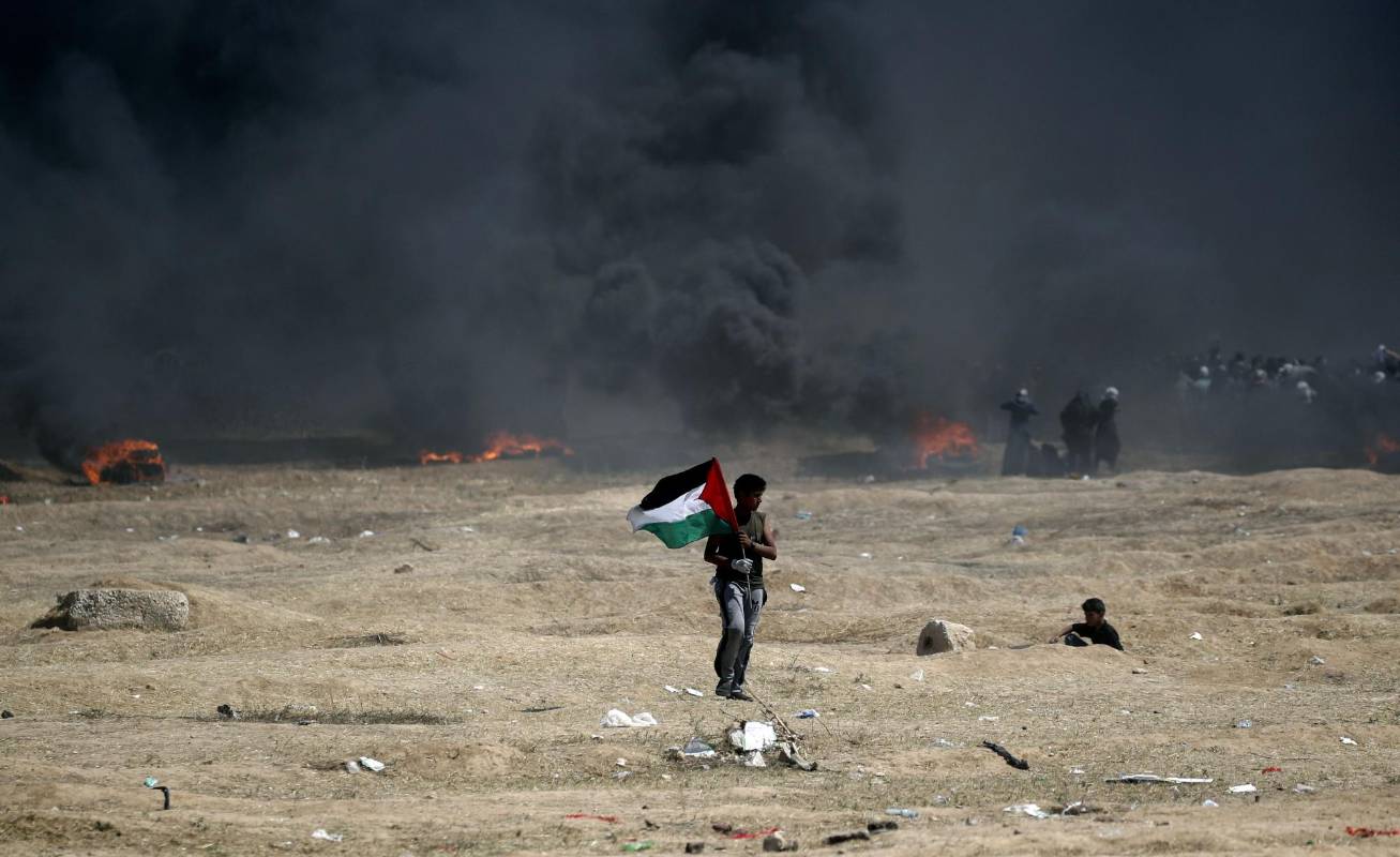 Luego del anuncio de Estados Unidos de abrir una embajada en Jerusalén, cientos de palestinos iniciaron protestas en la franja de Gaza, lo que llevó a una represión con armas letales del ejército israelí que ya deja más de 58 muertos y 2.700 heridos por las balas. Foto: AFP