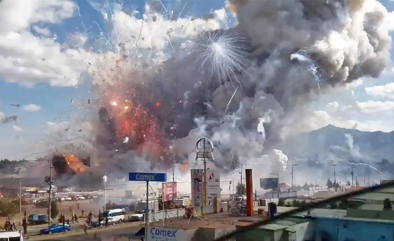 Las explosiones registradas en un mercado de pirotecnia este martes en Tultepec, en el central Estado de México, han dejado hasta el momento 31 muertos, 60 heridos y 12 desaparecidos, dijo hoy el fiscal estatal, Alejandro Gómez. FOTO AFP