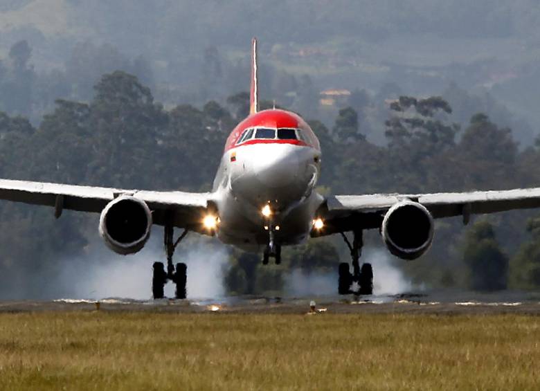 El avance del coronavirus obligó a Avianca y Latam a reducir sus operaciones. Foto Julio César Herrera