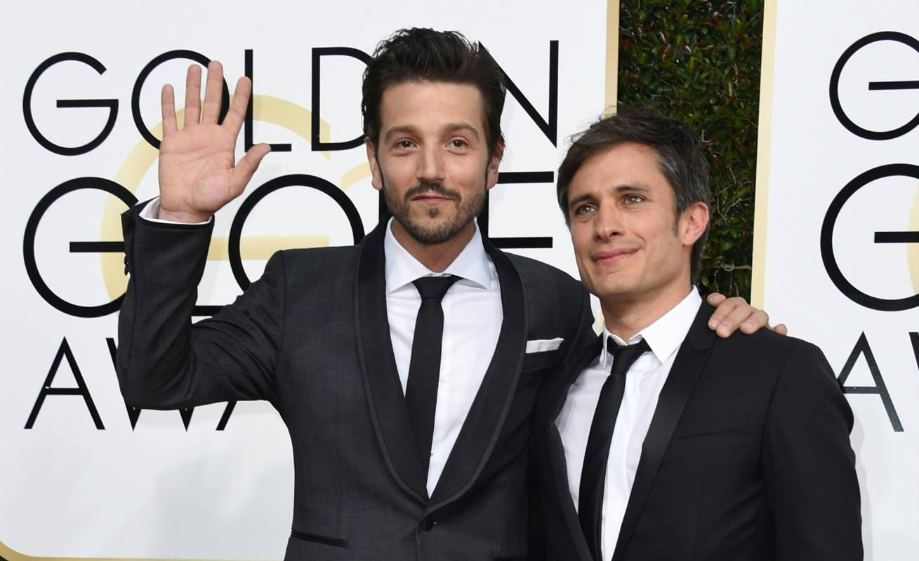 Diego Luna y Gael García Bernal a la llegada a los Golden Globes. FOTO AFP