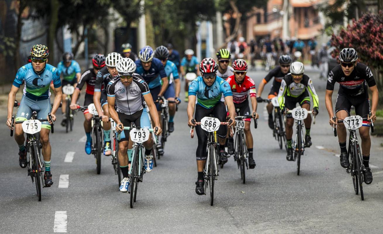 11,9 kilómetros, la mayoría en un ascenso pronunciado, pusieron a prueba los deportistas que se le midieron a subir una de las lomas más duras de Envigado. FOTO JAIME PÉREZ