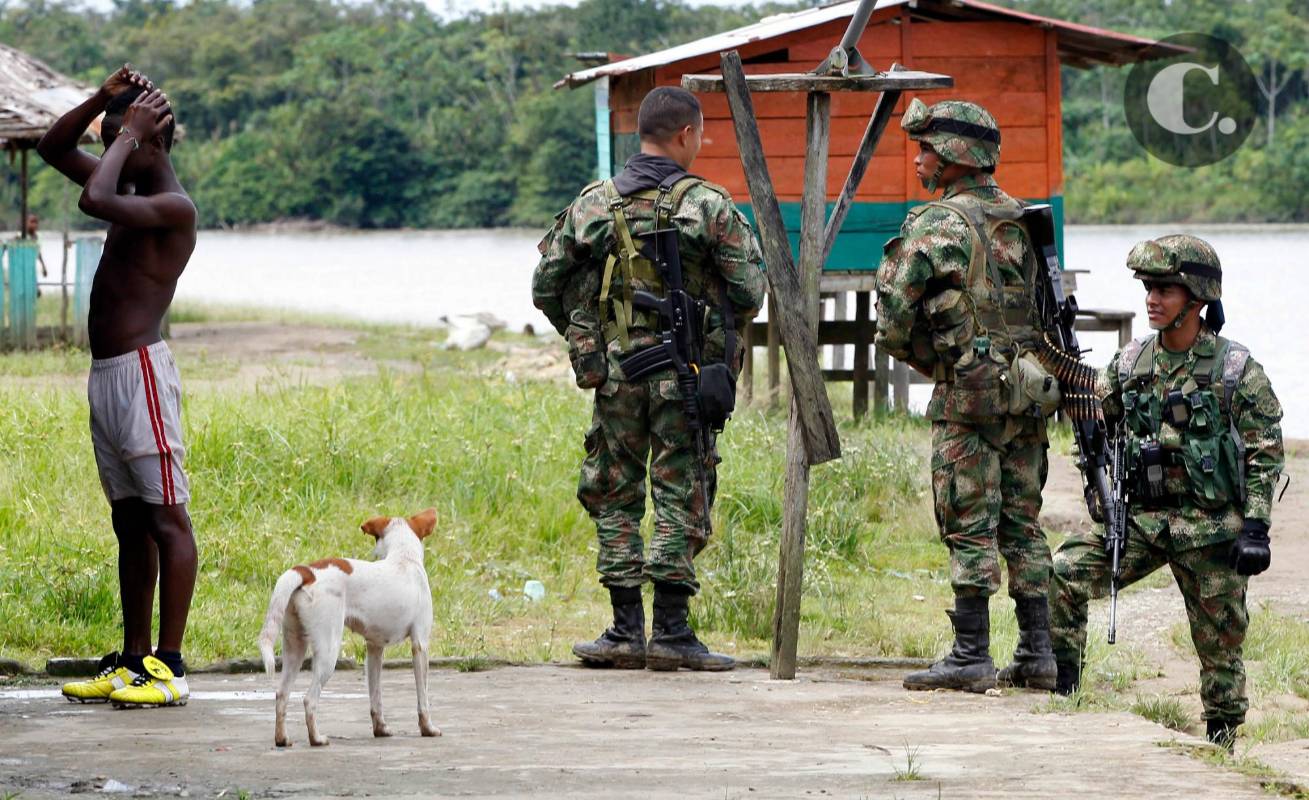 El corregimiento permanece custodiado por hombres del Ejército. Según la comunidad, los guerrilleros llegaron a la zona en otra panga y se reunieron con Alzate. FOTO JAIME PÉREZ